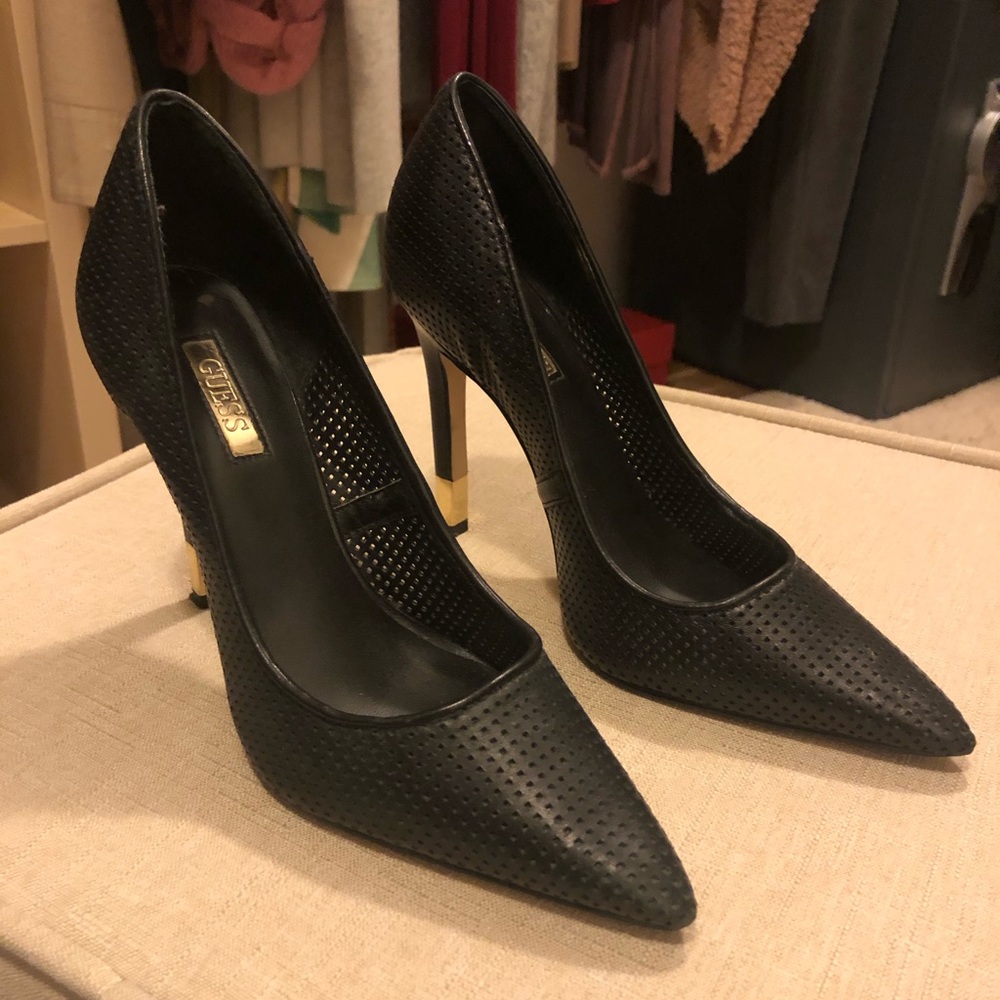 Guess pumps